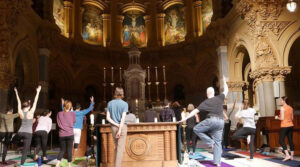 La polémica relación de ciertos jesuitas, teresianas y laicos con la New Age