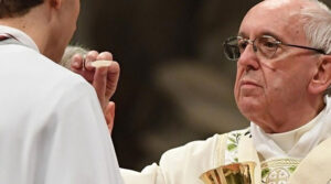 Que se comulgue en la boca reduce riesgos de sacrilegio en ritos satánicos