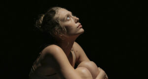 La brutal estrategia de dominación que ejercen los líderes de las sectas. Paso a paso